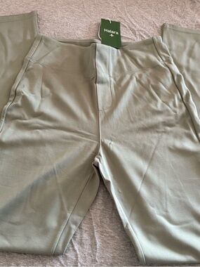 HALARA High-Waist pants in Sage Green